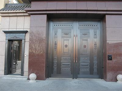 内蒙古铜门为什么会生锈？如何除锈？在现实生活中很多消费者认为，铜门产品是不会生锈的。