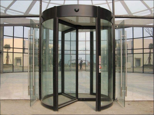铜旋转门是利用钢化玻璃和铜材料经过加工做成的一种旋转式的玻璃门