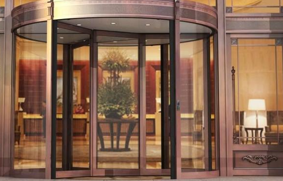 酒店旋转门有很多种样式，内蒙古旋转门为大家分析为什么酒店大门口都装旋转门